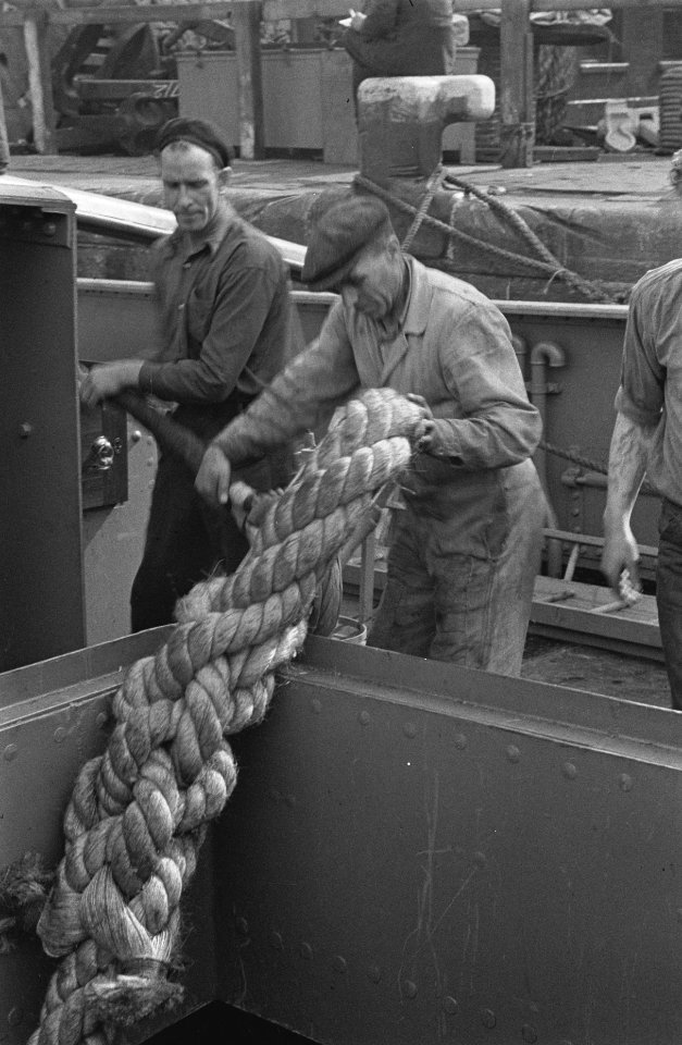 Bijschrift Thick rope, not steel hawsers, are used dikke touwen, geen metalen, Bestanddeelnr 935-2979