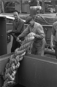 Bijschrift Thick rope, not steel hawsers, are used dikke touwen, geen metalen, Bestanddeelnr 935-2979