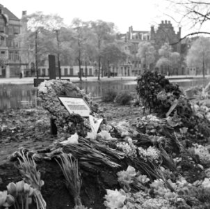 Bloemen en kransen in het Weteringplantsoen te Amsterdam waar op 12 maart 1945 d, Bestanddeelnr 900-2923