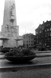 Bloembakken bij het Monument op de Dam, Bestanddeelnr 926-4826