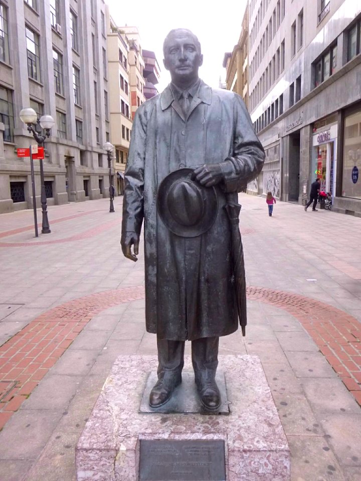 Bilbao - Calle Ercilla, monumento al lehendakari José Antonio Aguirre