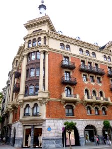 Bilbao - Edificio esquinero en Gran Vía 42 y Calle Iparragirre 28 (2)