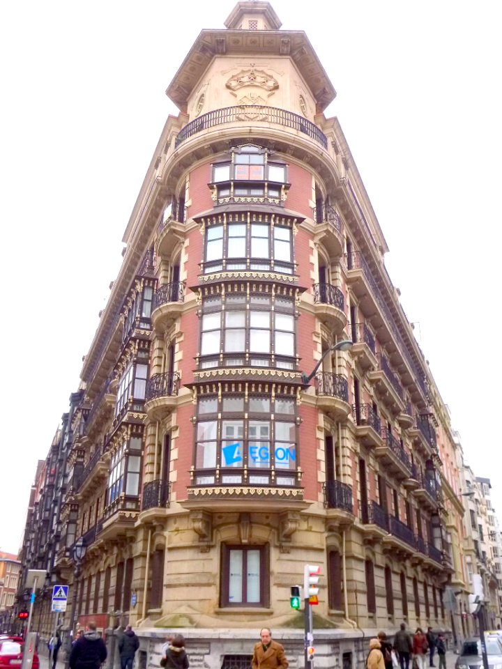 Bilbao - Edificio en la Calle Gardoki 10, esquina calle Astarloa