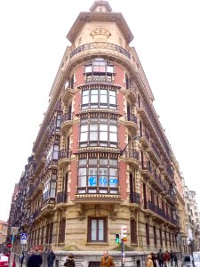 Bilbao - Edificio en la Calle Gardoki 10, esquina calle Astarloa