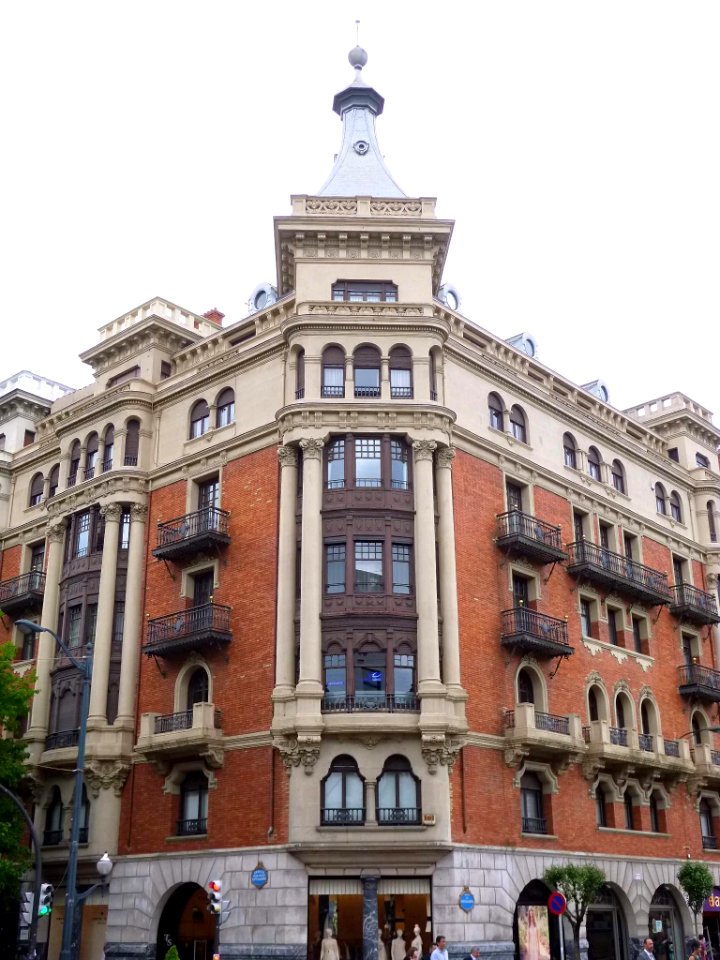 Bilbao - Edificio esquinero en Gran Vía 42 y Calle Iparragirre 28 (1)