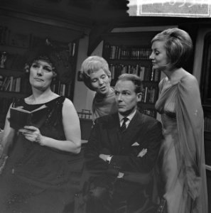 Blithe Spirit , TV-spel, op bank Ank van den Moer , Andrea Domburg , achter Kitt, Bestanddeelnr 914-6337