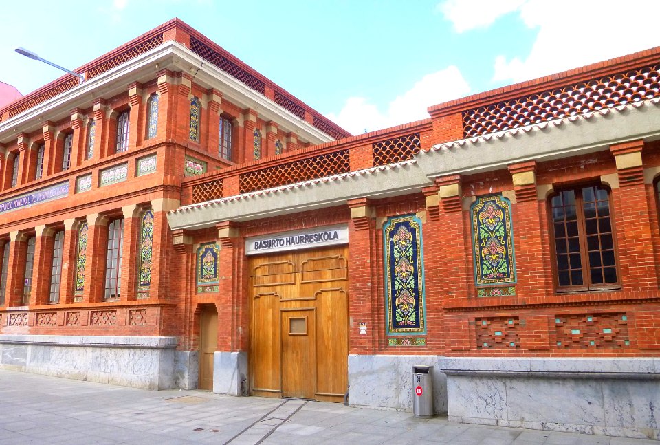 Bilbao - Centro Municipal de Distrito de Basurto 1