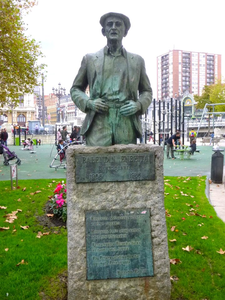 Bilbao - El Arenal, Monumento al bertsolari Balendin Enbeita