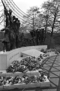 Bloemen bij het Indisch monument te Den Haag naar aanleiding van de dood van kei, Bestanddeelnr 934-3835
