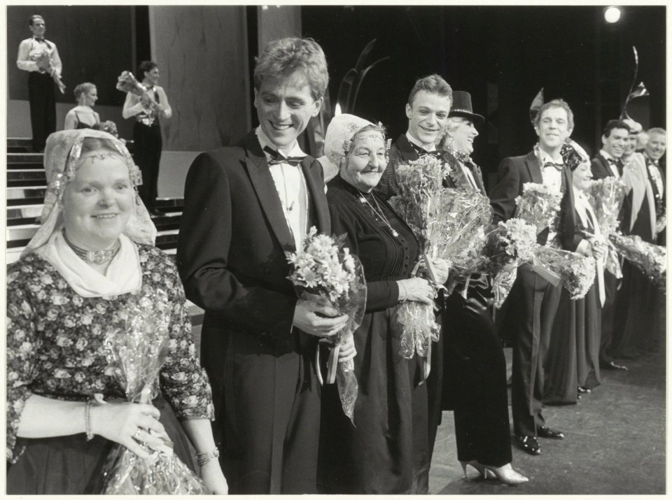 Bloemen van het VVV bij de musical Madame Arthur met op de foto o.a. Jos Brink en Frank Sanders. NL-HlmNHA 54005749