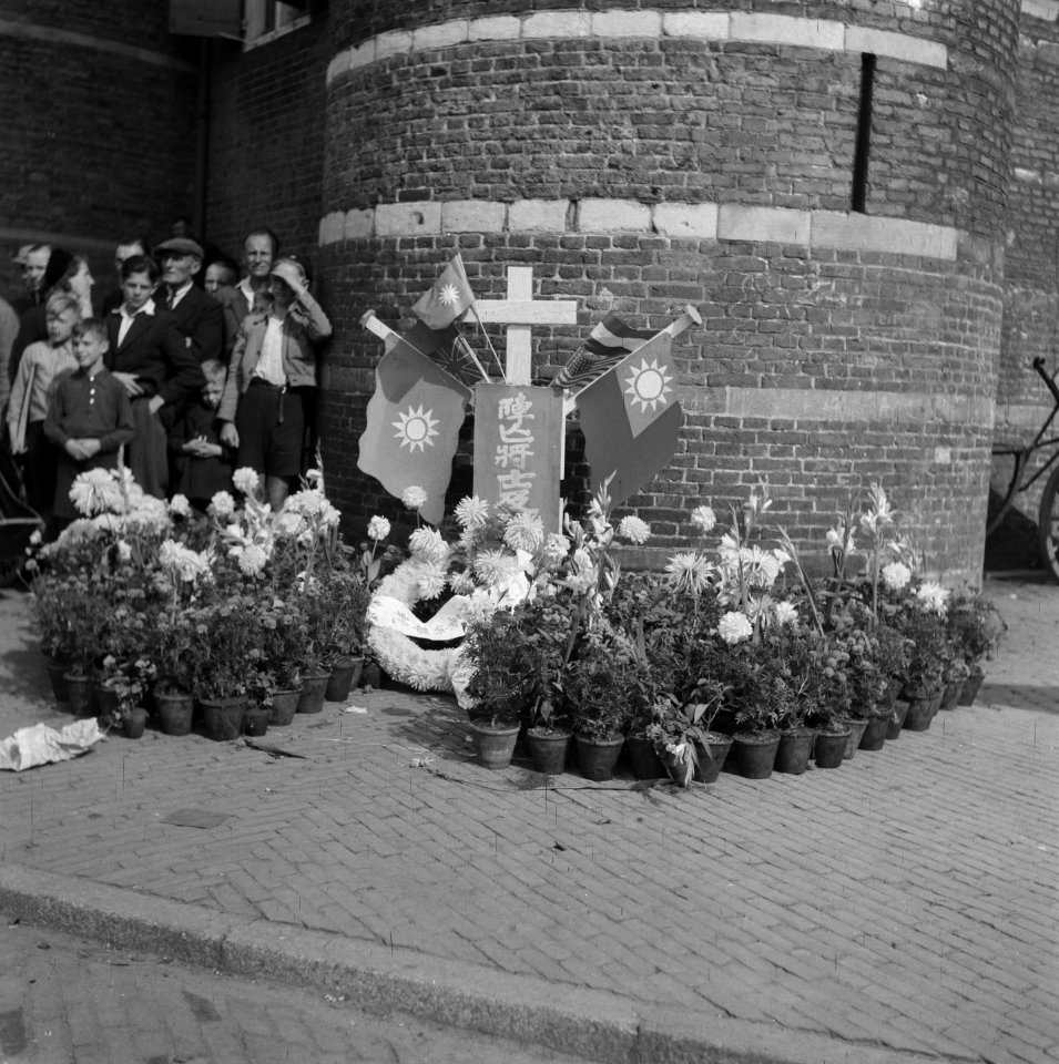 Bloemen en kransen geplaatst bij de Waag op de Nieuwmarkt, Bestanddeelnr 900-7666