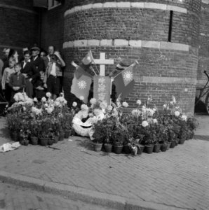 Bloemen en kransen geplaatst bij de Waag op de Nieuwmarkt, Bestanddeelnr 900-7666