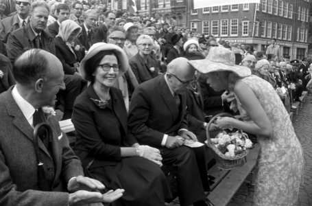 Bloemcorso Aalsmeer. Burgemeester Samkalden en echtgenote, Bestanddeelnr 920-6607