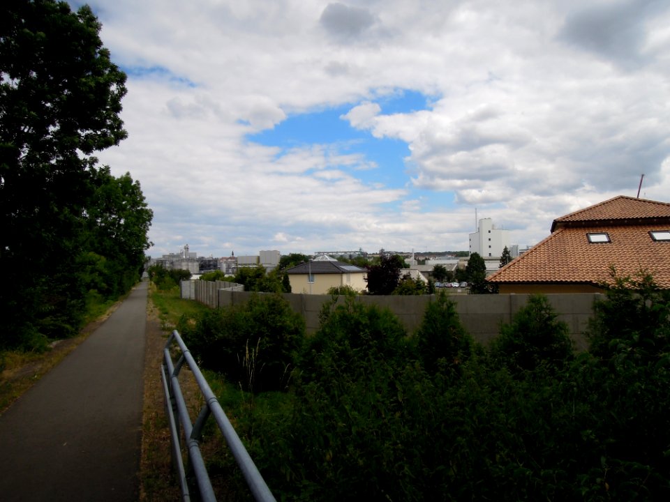 Blick über Zeitz nach Südost vom Zuckerbahn-Radweg im Juli 2019