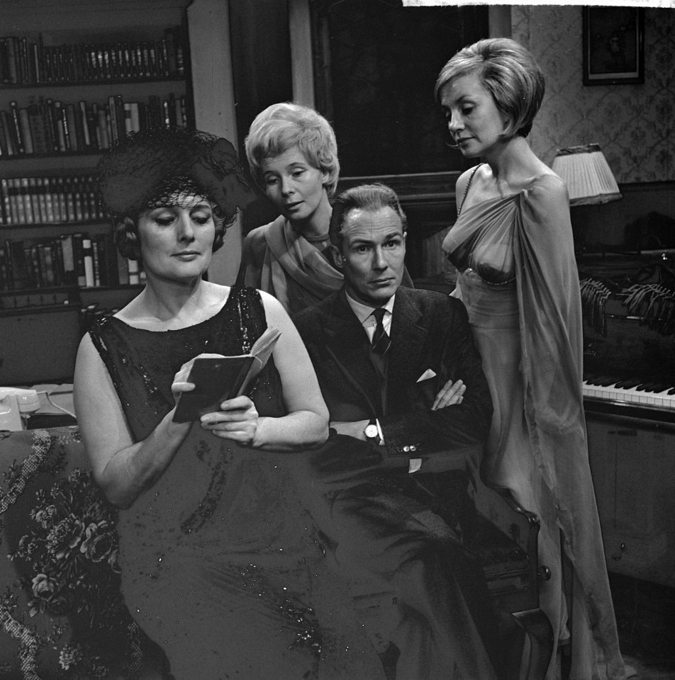 Blithe Spirit , TV-spel, op bank Ank van den Moer , Andrea Domburg , achter Kitt, Bestanddeelnr 914-6338
