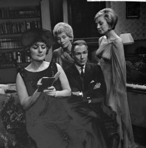 Blithe Spirit , TV-spel, op bank Ank van den Moer , Andrea Domburg , achter Kitt, Bestanddeelnr 914-6338