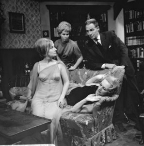 Blithe Spirit , TV-spel, op bank Ank van den Moer , Andrea Domburg , achter Kitt, Bestanddeelnr 914-6339