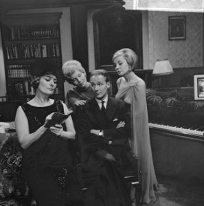 Blithe Spirit, TV-spel, op bank Ank van den Moer, Andrea Domburg, Kitty Janssen , Bestanddeelnr 914-6336