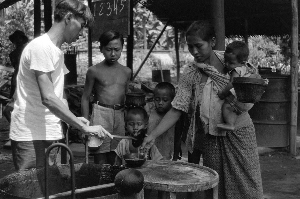 Blitar na de bezetting arriveerde het Rode Kruis, dat onmiddellijk een begin ma, Bestanddeelnr 5469