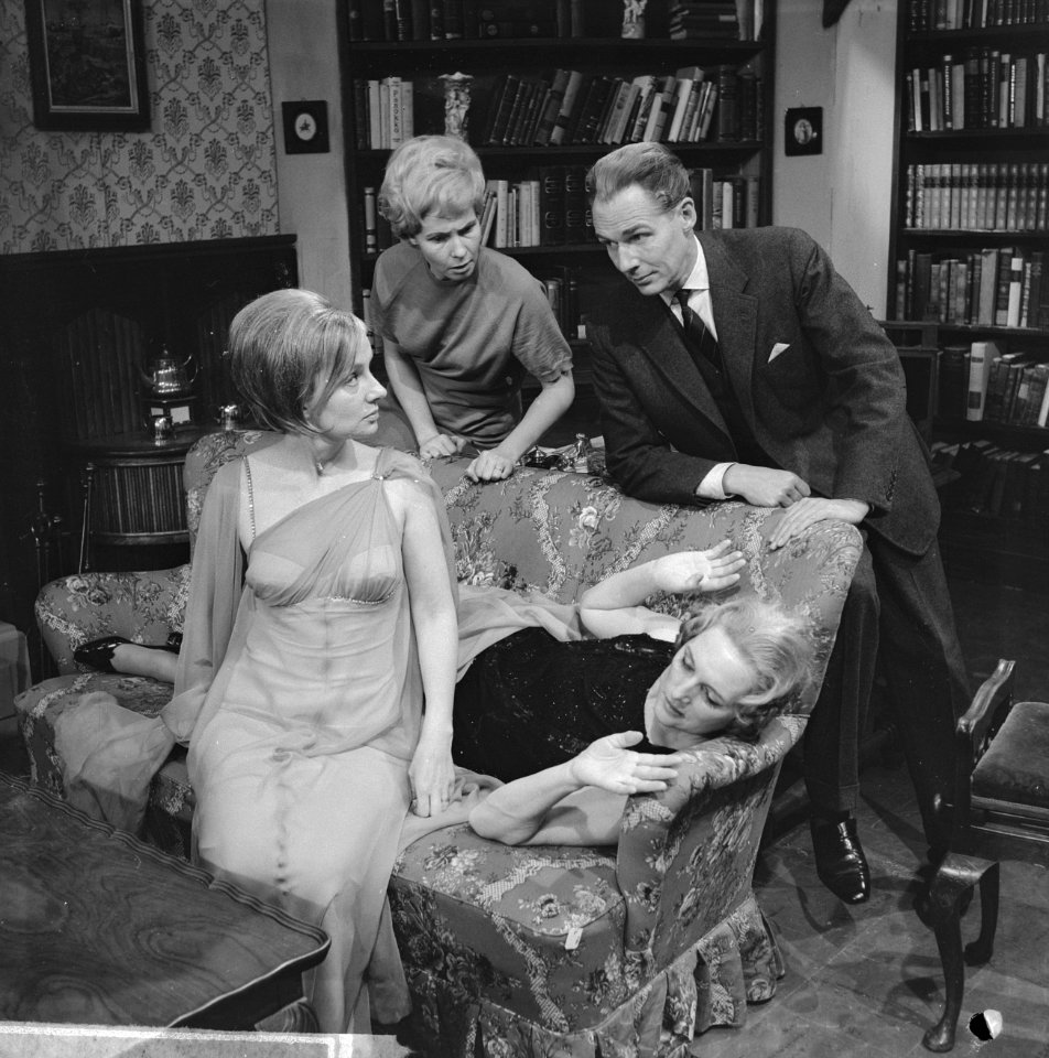Blithe Spirit, TV-spel, op bank Ank van den Moer, Andrea Domburg, achter Kitty J, Bestanddeelnr 914-6335