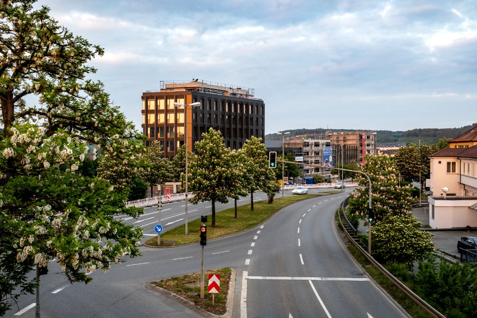 Blick auf die Reutlinger Straße von der Fußgängerbrücke beim Parkhaus Metropol in Tübingen