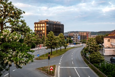 Blick auf die Reutlinger Straße von der Fußgängerbrücke beim Parkhaus Metropol in Tübingen