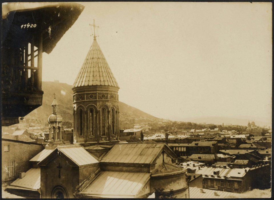 Blick auf Tiflis. Im Vordergrund Kirche mit für Tiflis typischem Spitztach, Bestanddeelnr 158-2533