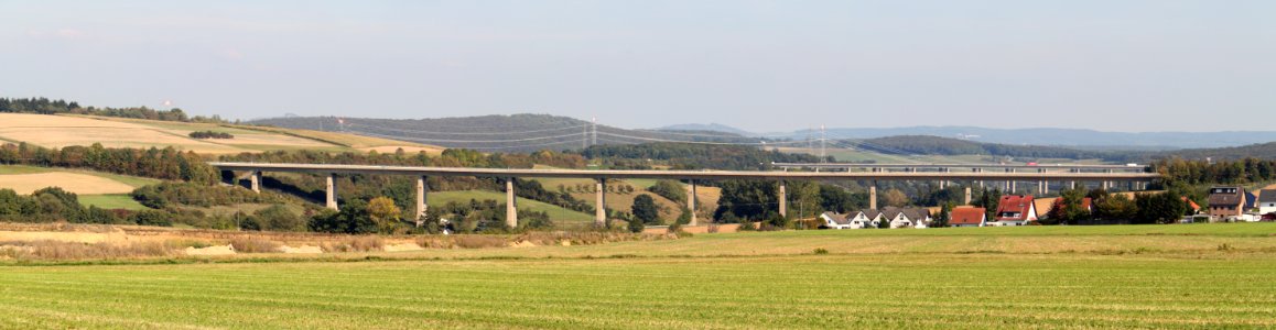 Blick über das Ahrtal, im Vordergrund die Talbrücke Karweiler (A 573), im Hintergrund die Talbrücke Bengen (A 61)