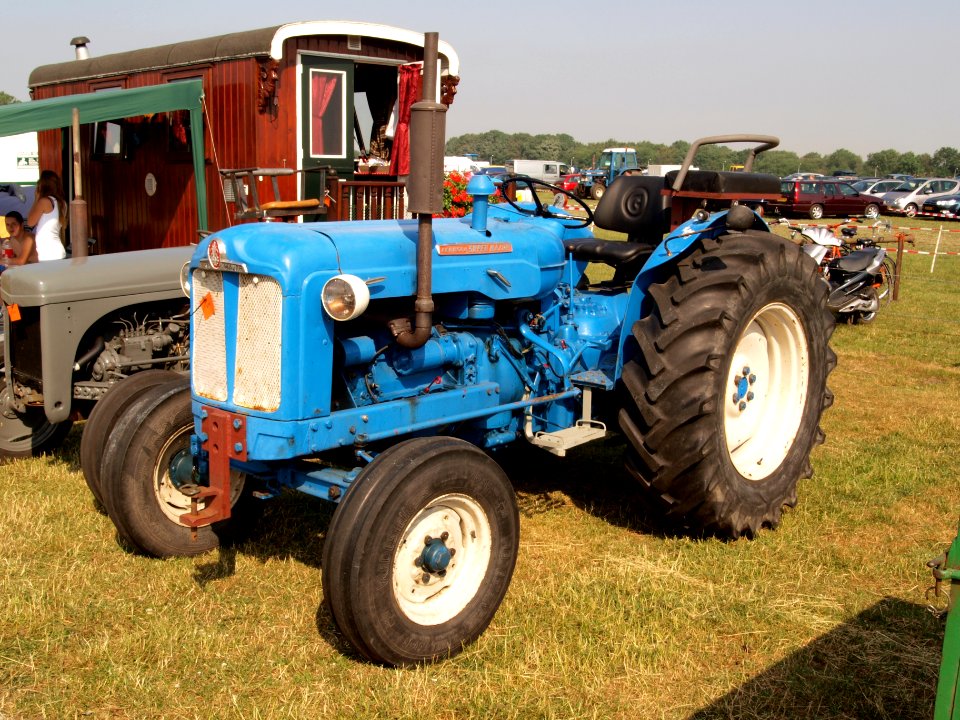 Bleu Fordson Super Major pic7 photo