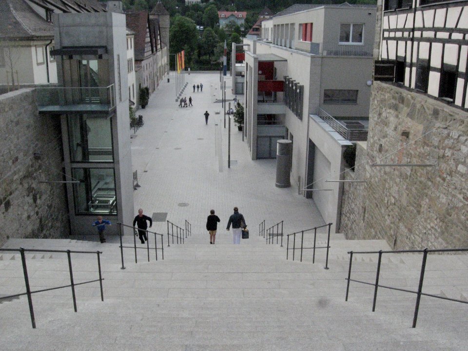 Blick hinunter vom Säumarkt zum Kocherufer in Schwäbisch Hall