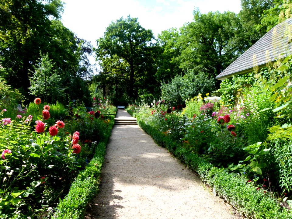Blick auf die Lindenhochhecke und den Nutzgarten von der Liebermann Villa