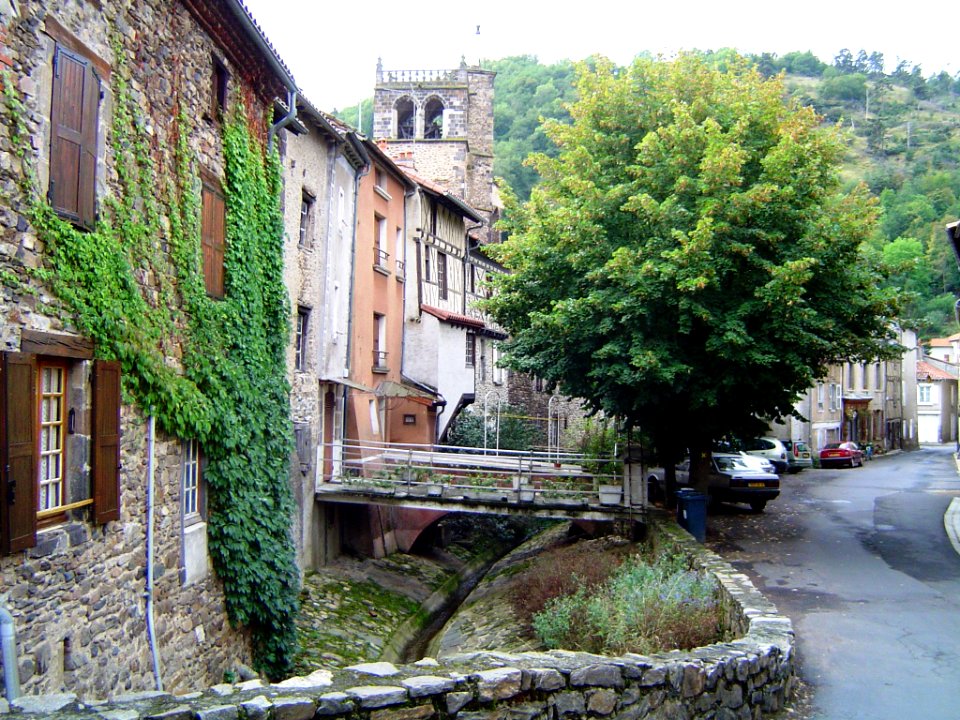 Blesle (Haute-Loire) rue avec la tour de l'église Saint-Martin