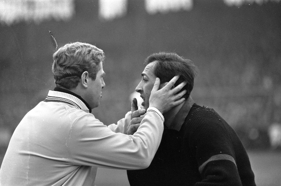 Blessure voor Feyenoord doelman Eddy Pieters Graafland, Bestanddeelnr 919-7864