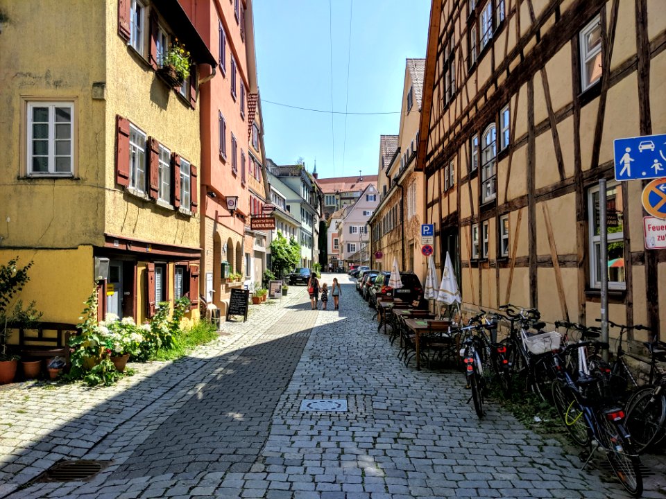 Blick in die Straße Bei der Fruchtschranne in Tübingen von der Bachgasse aus