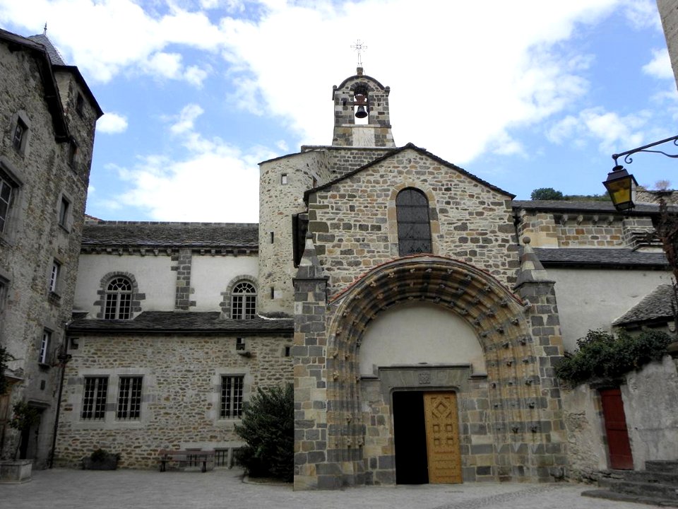 Blesle (43) Église 01
