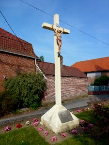 Blessy (Pas-de-Calais, Fr) croix devant l'église