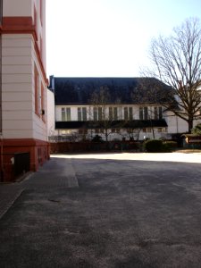 Blick auf Turnhalle der FTG Frankfurt, Zugang Marburger Straße 28