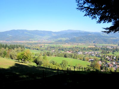 Blick auf das Dreisamtal mit dem Kandel im Hintergrund