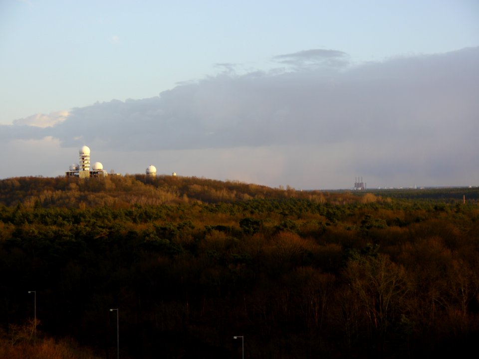 Blick aus dem Hochhaus auf dem Pichelsberg zum Teufelsberg