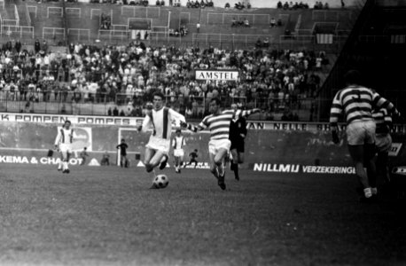 Blauw Wit tegen SVV 1-3 v.l.n.r. Koudijzer (SVV) en tegenspeler Herman in aktie, Bestanddeelnr 922-4595