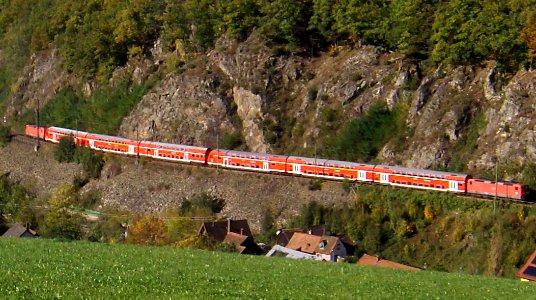 Blick auf Falkensteig mit einem Doppelstockzug der Höllentalbahn (cropped)