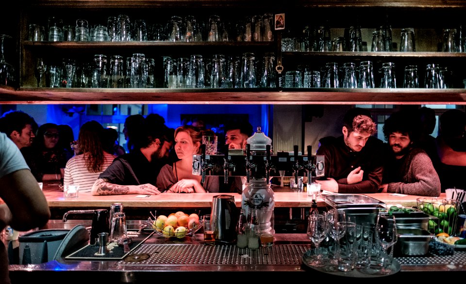 Blick hinter die Bar im Collegium in Tübingen 2019