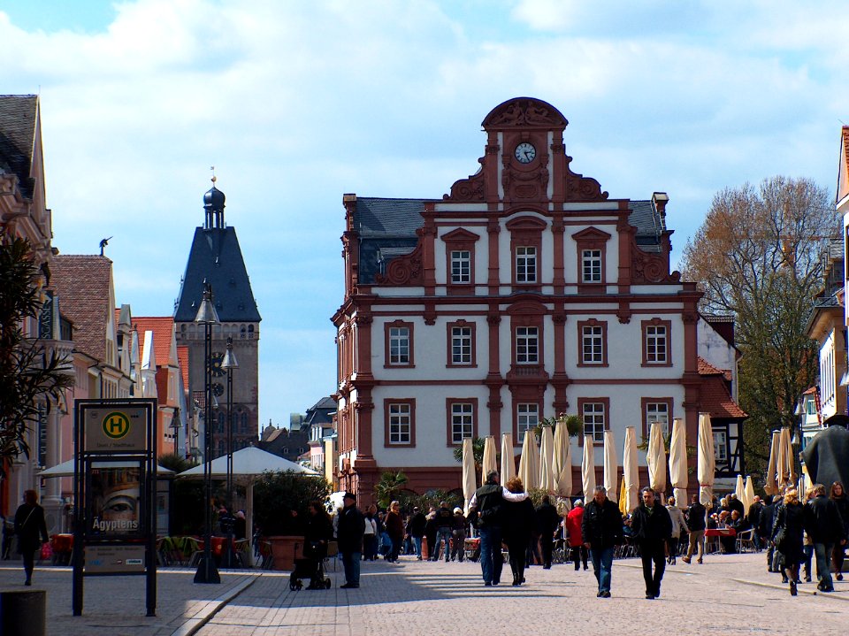 Blick vom Domplatz zur Fußgaengerzone 08 04 2012