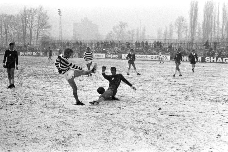 Blauw-Wit tegen Helmond Sport 1-0. Bennie Roode (links) in aktie, Bestanddeelnr 923-0572