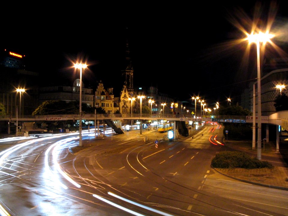 Blick vom Blauen Wunder auf selbiges Richtung Goerdelerring in Leipzig im August 2003b