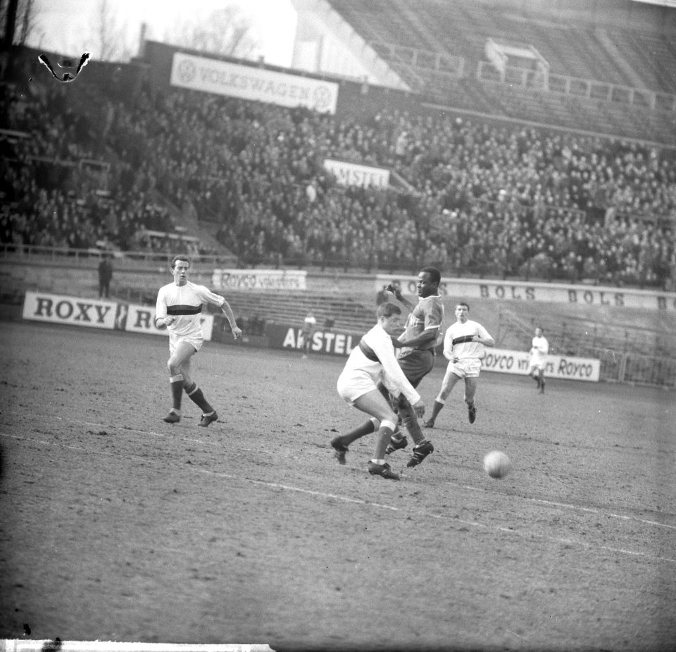 Blauw-Wit tegen DWS 0-2, Sparendam in duel met Pijlman op achtergrond De Jong (D, Bestanddeelnr 916-1791