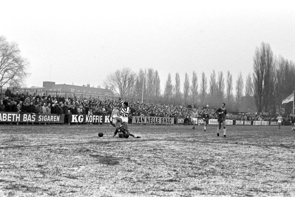 Blauw-Wit tegen Helmond Sport 1-0. Bennie Roode (links) in aktie, Bestanddeelnr 923-0573