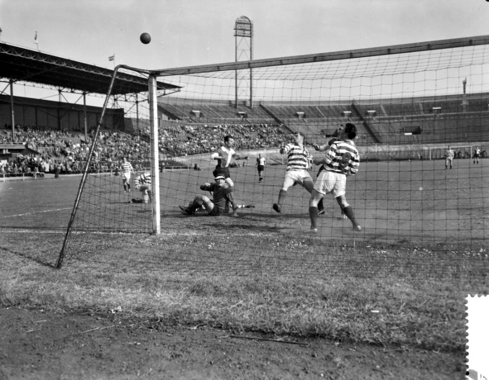 Blauw-Wit tegen Feyenoord 2-2, links Van Raalte , Meijers(Feyenoord), rechts Dah, Bestanddeelnr 910-4102