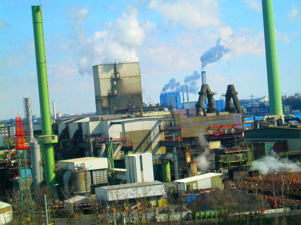 Blick vom Energieberg auf Peute mit Kupferhütte Aurubis
