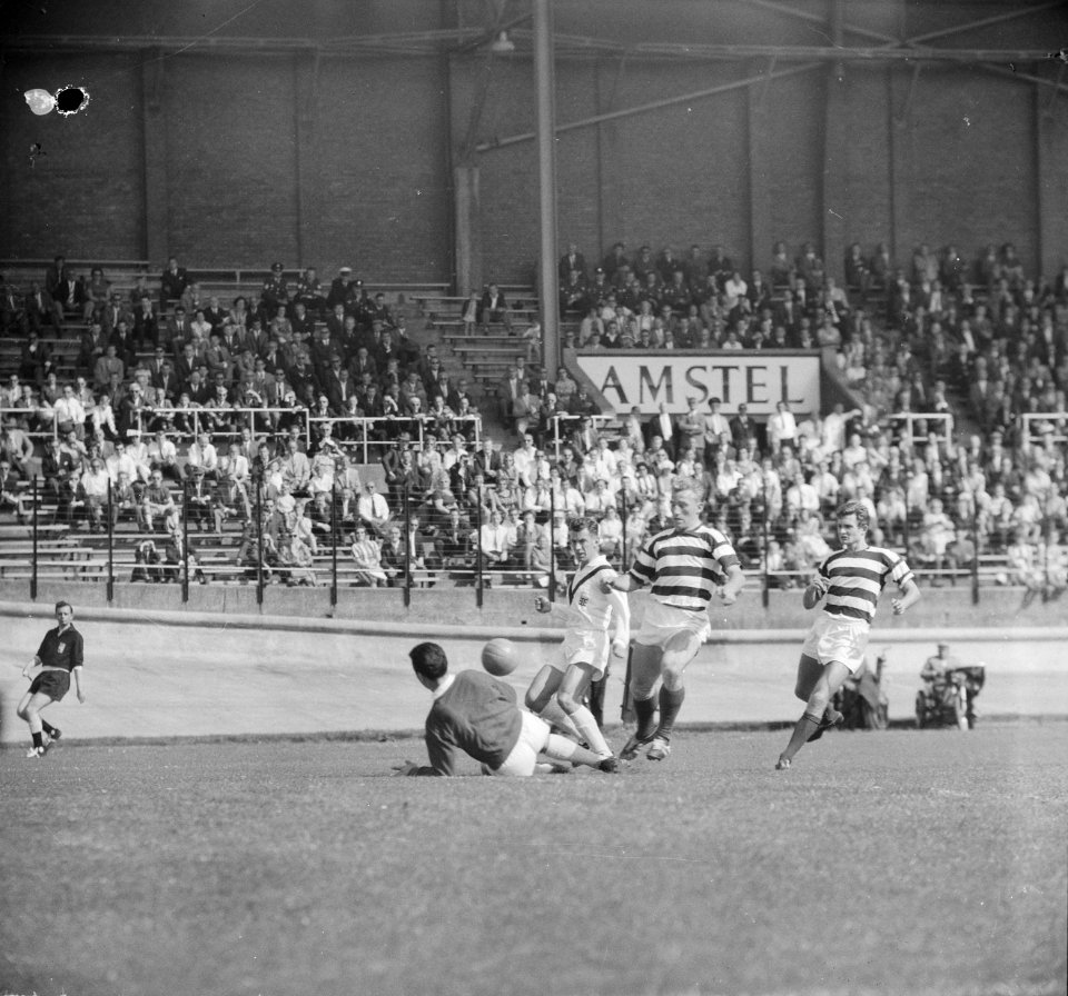 Blauw-Wit tegen Enschede 1-7, rechtsbuiten Drommel (Blauww linkshalf Hoomans (En, Bestanddeelnr 914-2575